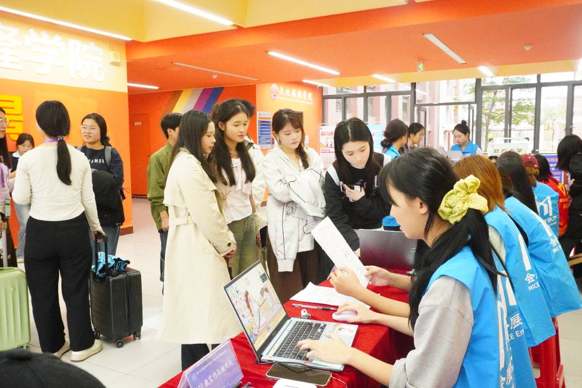 来自全国各地的高校队伍赛前签到。通讯员供图 来自全国各地的高校队伍赛前签到。通讯员供图