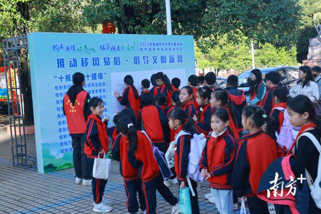 众多学生在主题集市签名打卡。英德市宣 供图 众多学生在主题集市签名打卡。英德市宣 供图